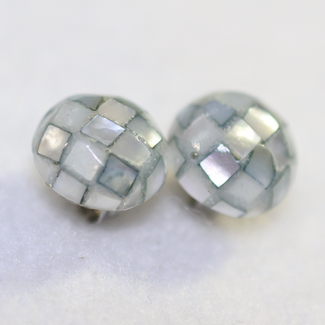 モザイクシェルのスタッドピアス（グレー系・10mm・チタンポスト）