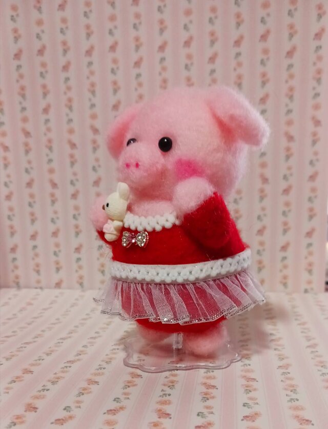 羊毛フェルト 赤い服着た可愛いブタちゃん スタンド付き | iichi 日々
