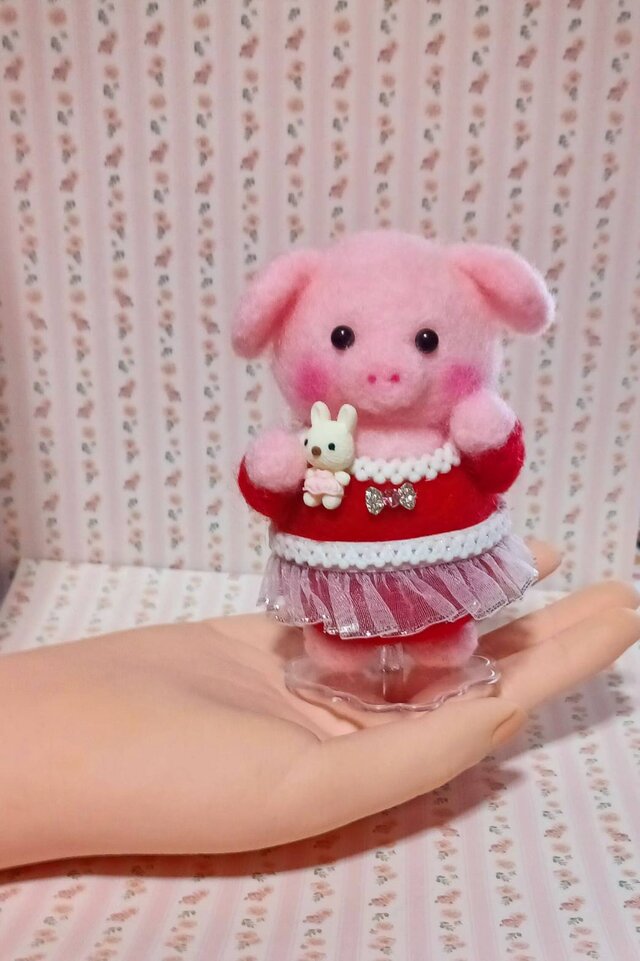 羊毛フェルト 赤い服着た可愛いブタちゃん スタンド付き | iichi 日々