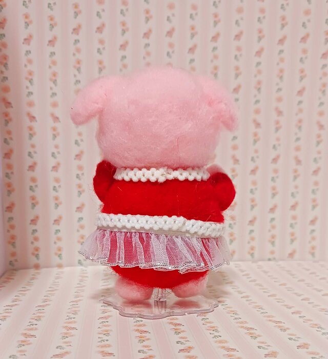 羊毛フェルト 赤い服着た可愛いブタちゃん スタンド付き | iichi 日々