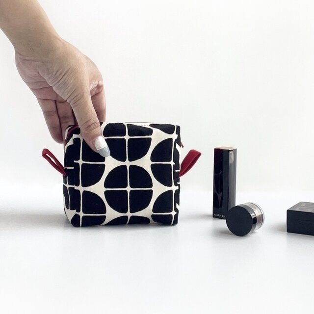 ミニミニポーチ /小さめでも大容量/化粧・メイク・リップ・充電器・サニタリー・小物整理/ギフトにもおすすめ/ご自分へのご褒美に