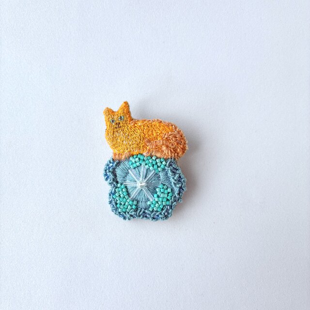 ハンドメイド刺繍フレーム　雨上がりの虹と猫 にゃんにゃんにゃんの日 なので 私のねこちゃんたち🐈 #猫の日