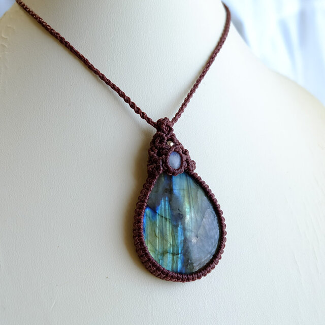 大きめラブラドライト（マダガスカル産）・ムーンストーン