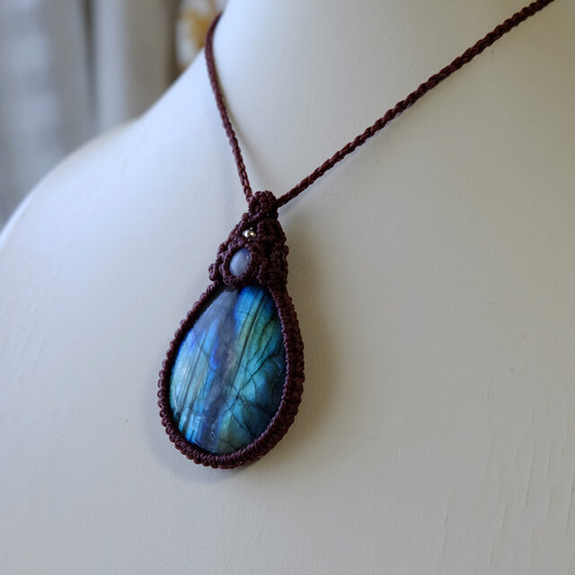 大きめラブラドライト（マダガスカル産）・ムーンストーン マクラメ