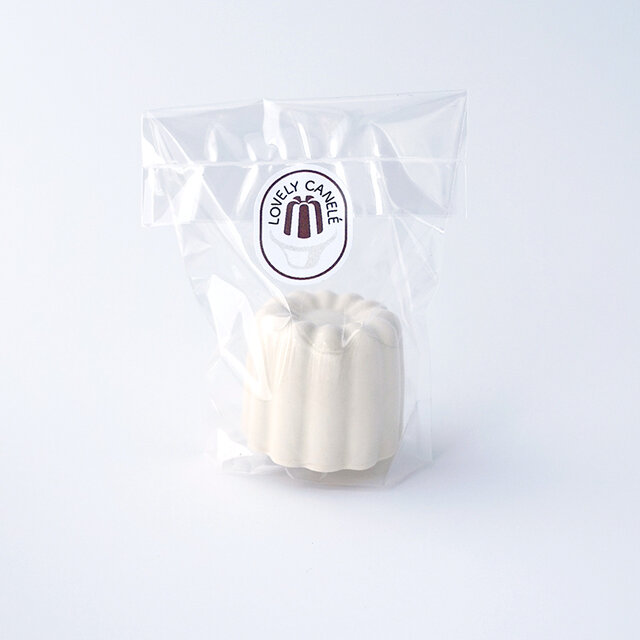 カヌレ形のカップ（ホワイト）