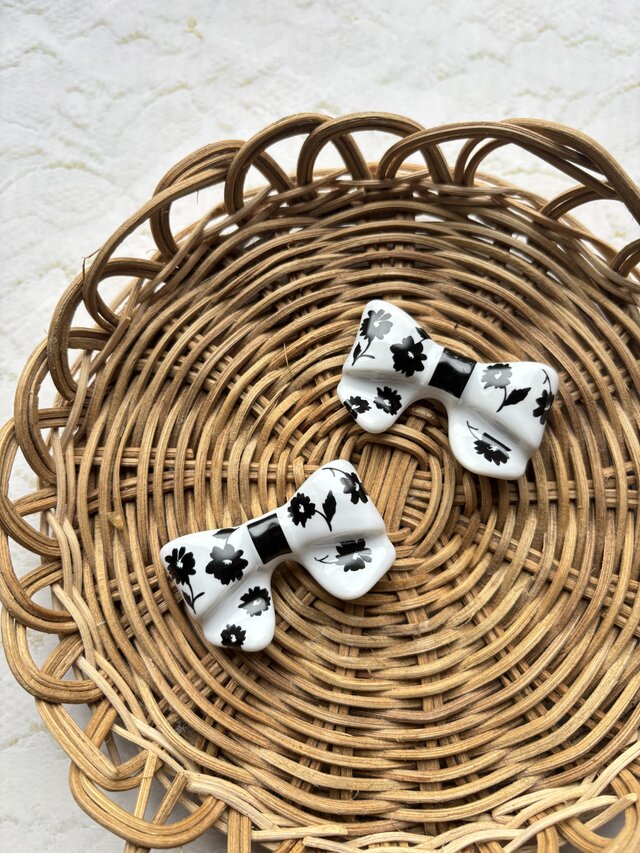 ブラックフラワー　リボン箸置き　2個