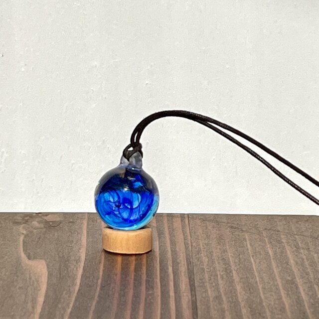 ビー玉のようなペンダント B