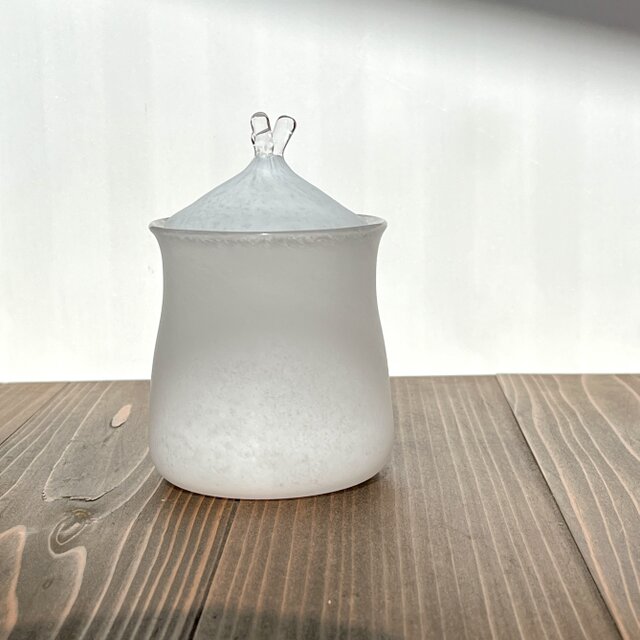 手ざわりのよいガラス（蓋付きの器）