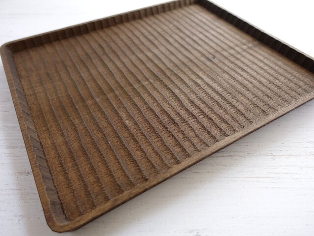 大きめの我谷盆 栗渋染め 外側に飾彫り | iichi 日々の暮らしを