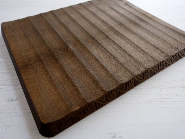 大きめの我谷盆 栗(クリ) 栗渋染め 外側に飾彫り | iichi 日々の暮らし