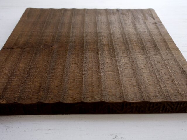 大きめの我谷盆 栗(クリ) 栗渋染め 外側に飾彫り | iichi 日々の暮らし