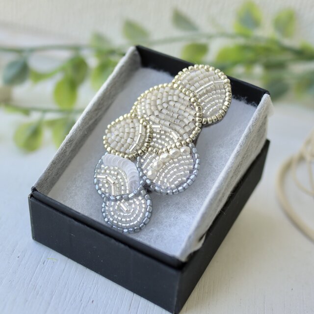 丸モチーフを重ねたオートクチュール刺繍のブローチ、エマ | iichi