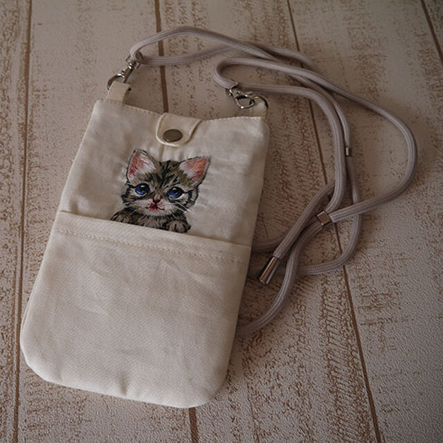 コットン生地で作ったうちの子の刺繍スマホポシェット（アメショーちゃん）