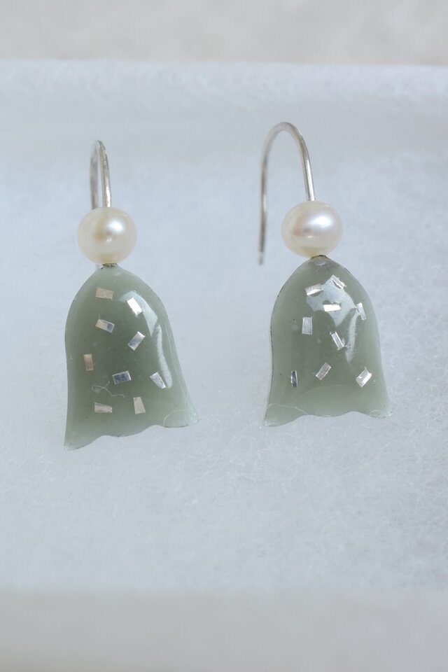 揺れるベルピアス　グレー　