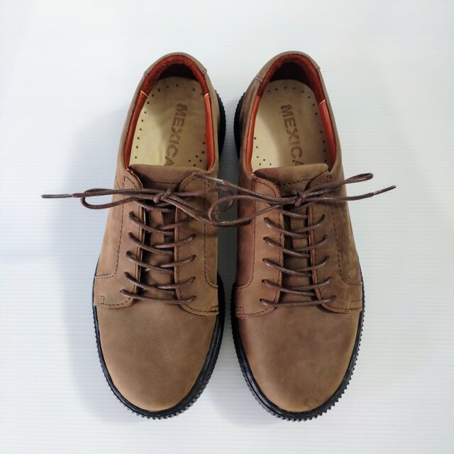 エレガントで高級感あるスニーカー　カフェブラウンカラー　ビジネスシーンを彩る本革スニーカー　