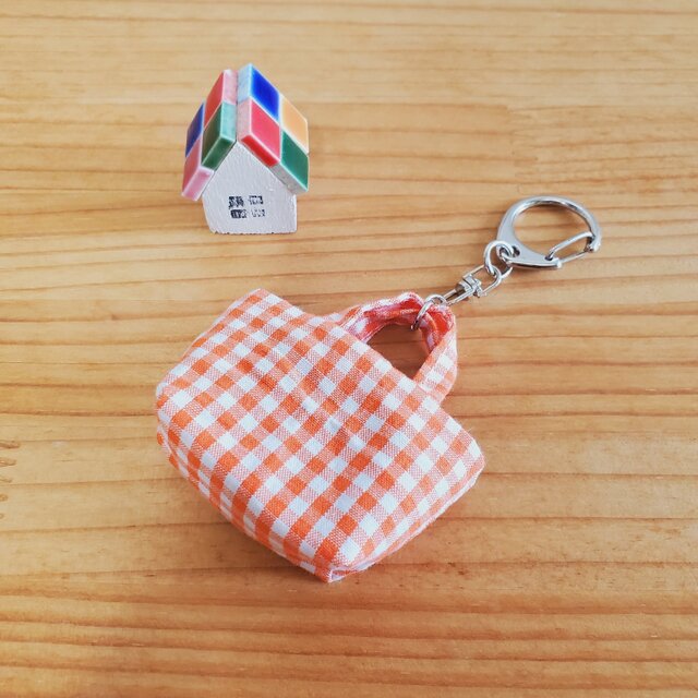 中までかわいいミニチュアトートバッグのキーホルダー バッグチャーム オレンジギンガムチェック