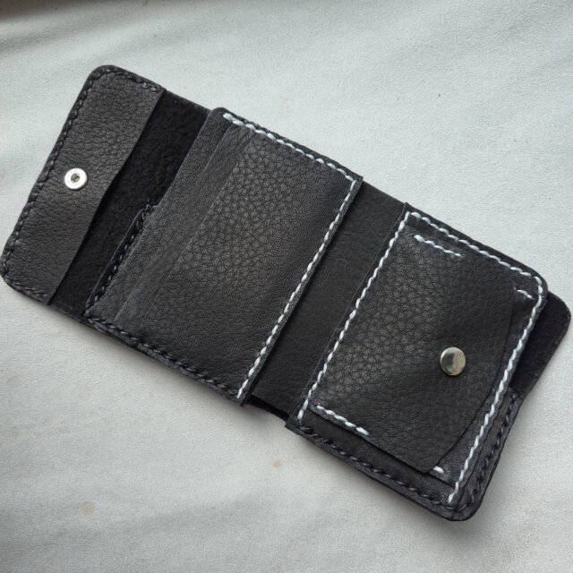 鹿革の三つ折り財布 ブラックオニキス 鹿革の三つ折り財布 ブラックオニキス | iichi 日々の暮らしを