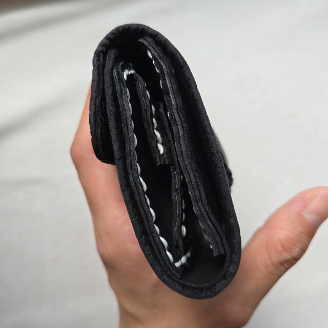 鹿革の三つ折り財布 ブラックオニキス 鹿革の三つ折り財布 ブラックオニキス | iichi 日々の暮らしを