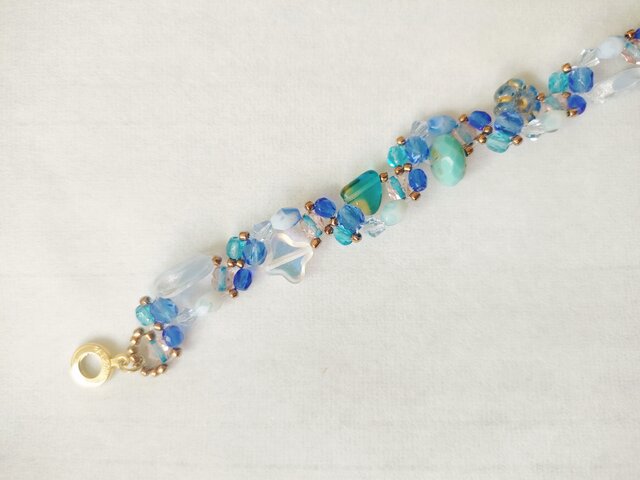 空と海の青を集めたチェコビーズのブレスレット | iichi 日々の暮らし