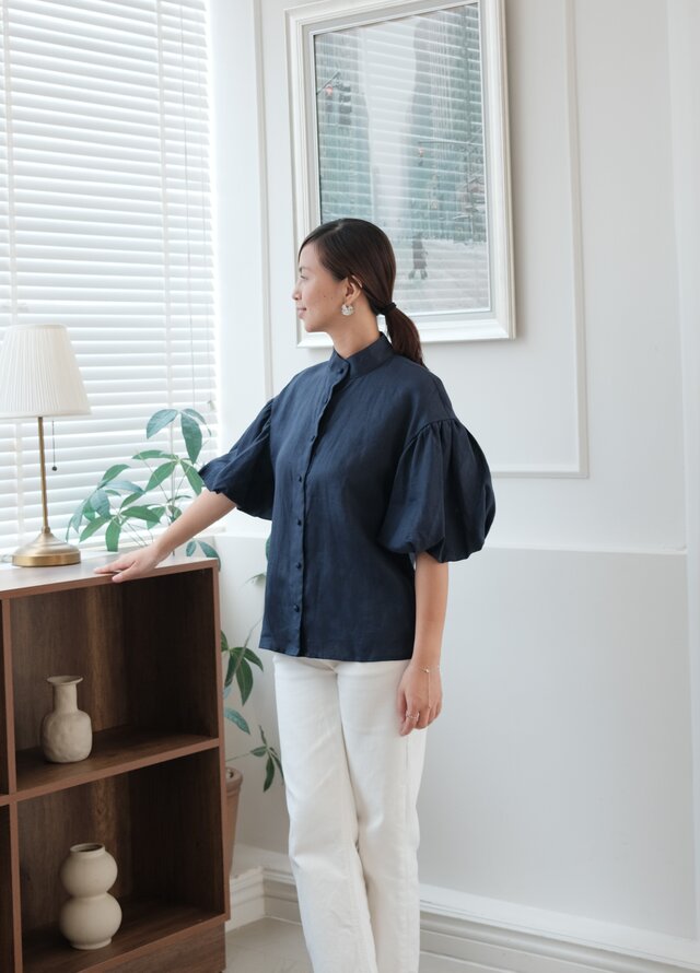 ふんわりリネンスタンドカラーブラウス（ボリュームスリーブ）