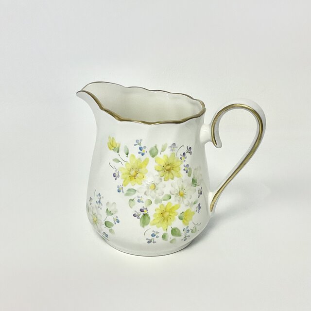 手描きの黄色と白のデイジーのピッチャー