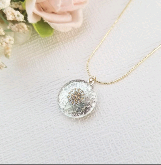 【透明感と輝き】チェコガラスボタンの花模様ネックレス クリア×シルバー×ゴールド cn0807