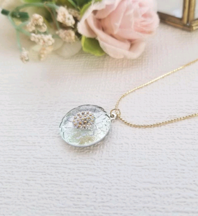 透明感と輝き】チェコガラスボタンの花模様ネックレス クリア×シルバー