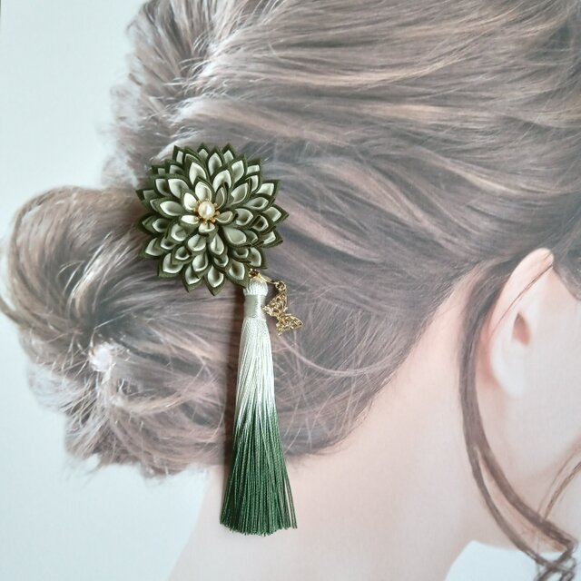 つまみ細工の花と蝶の髪飾り タッセル付き グリーン 《浴衣、七五三、成人式、着物》 | iichi  日々の暮らしを心地よくするハンドメイドやアンティークのマーケットプレイス つまみ細工の髪飾り 七五三 髪飾り お花と蝶々