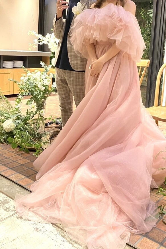 実例写真！カラードレス 薄ピンク オフショルダー キラキラチュール ロングトレーン ファスナー 披露宴
