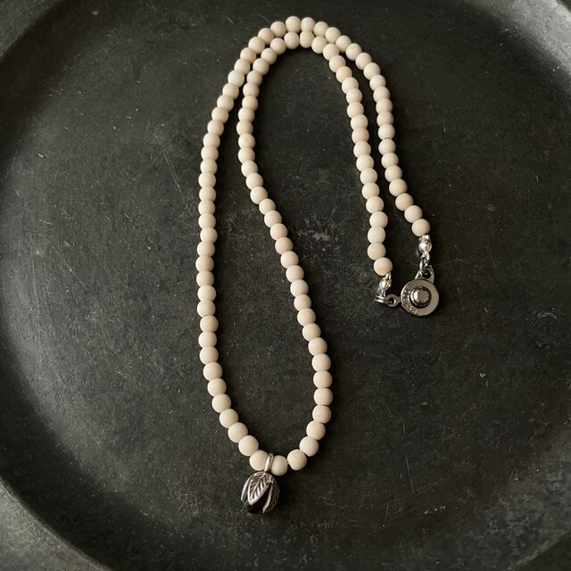 シャンパンクオーツの蕾／リバーストーンネックレス