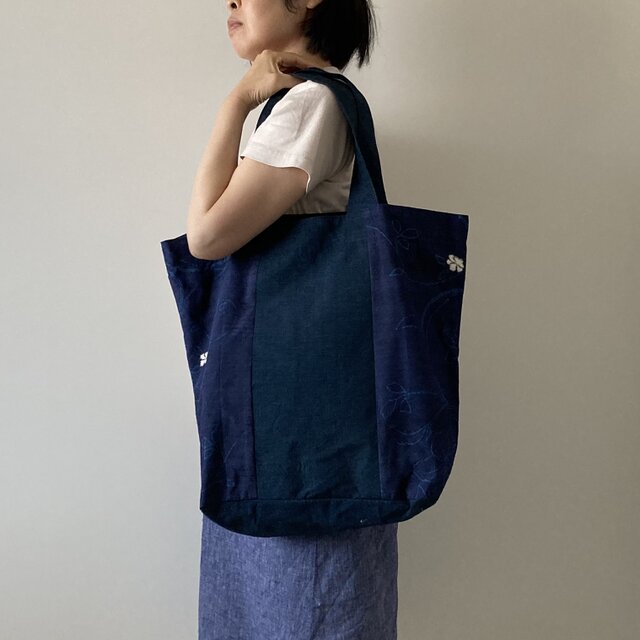 つむぎの大きなトートバッグ　紺に白の花