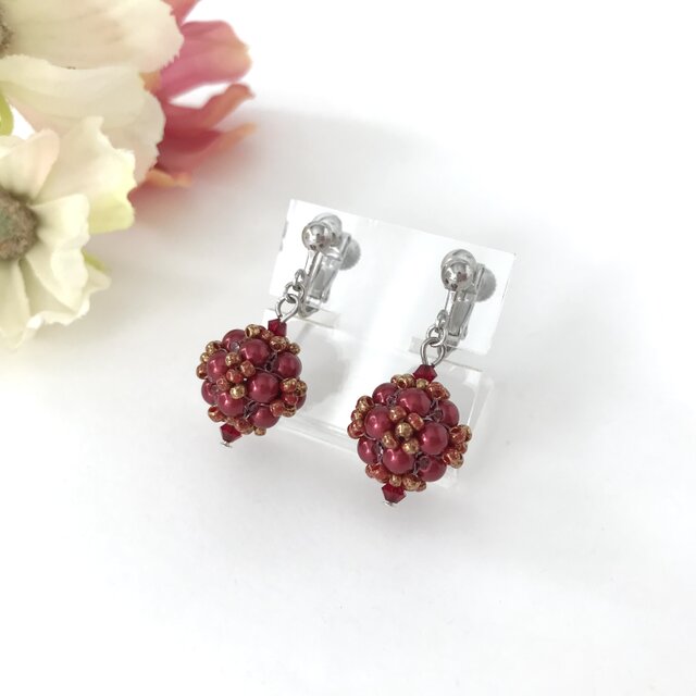 ビーズボール の クラシカル イヤリング 　赤 レッド パール