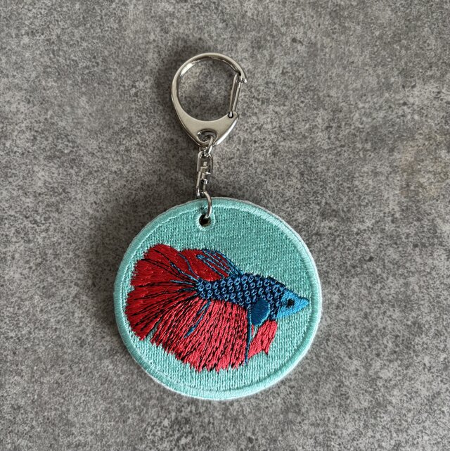 刺繍キーホルダー□ベタ□熱帯魚 | iichi 日々の暮らしを心地よくする