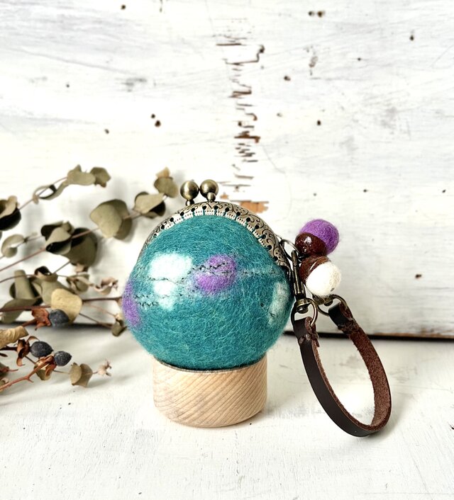 羊毛フェルトのまんまるがま口（セルリアン）