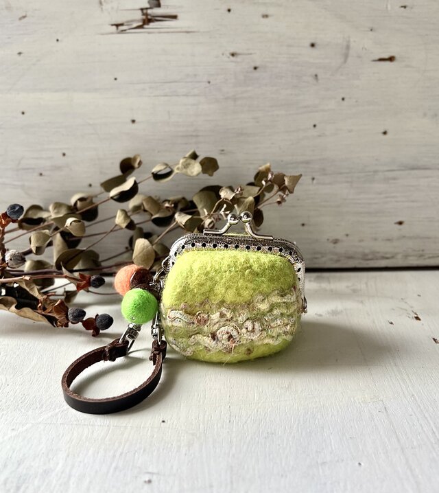 羊毛フェルト四角がま口（山吹）