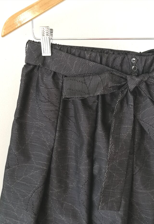 ギャザー大島紬（紺地草葉モチーフ泥染）