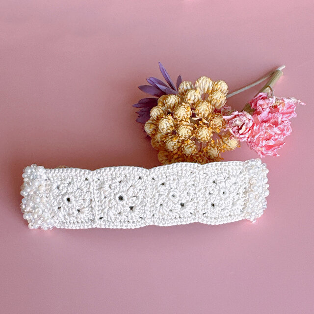 ビーズ刺繍とかぎ針編みの * Square Motif * バレッタ * ivory * M