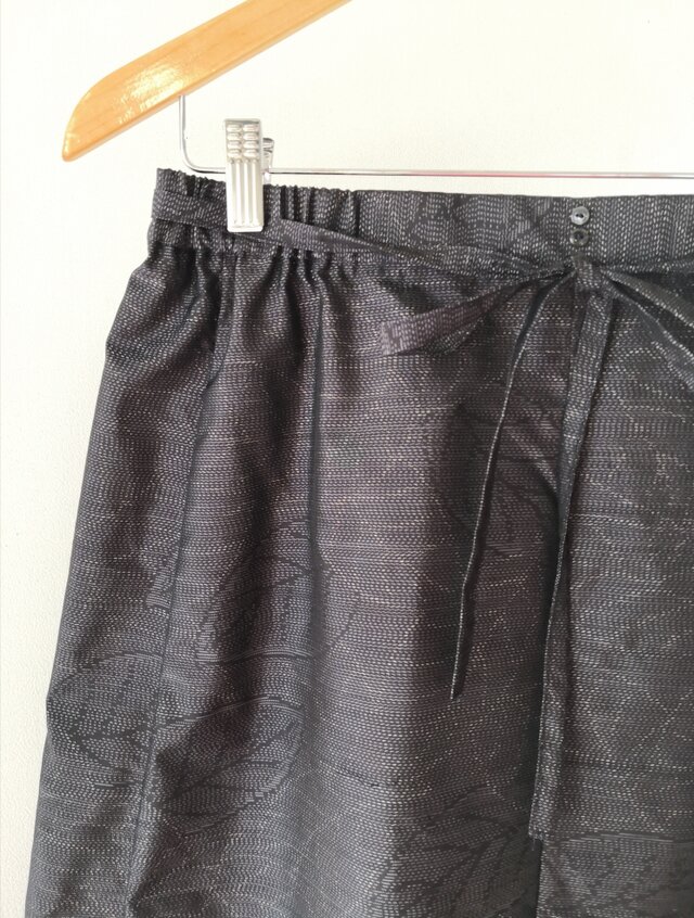 フレアー大島紬（紺地草葉モチーフ泥染）