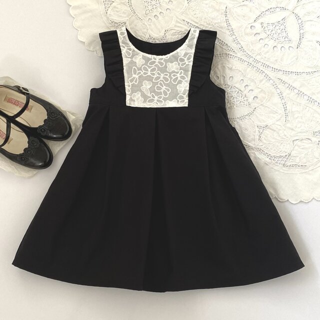 ちょうちょ柄のレースが可愛いブラックワンピース　フリル　春夏秋冬　モノトーン　刺繍　90,100,110,120,130,140