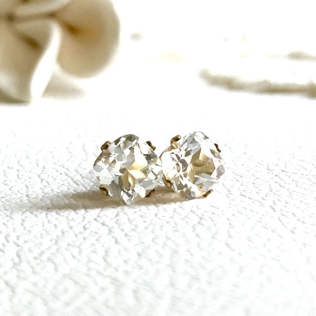 【月光の余韻】ホワイトトパーズのひと粒ピアス