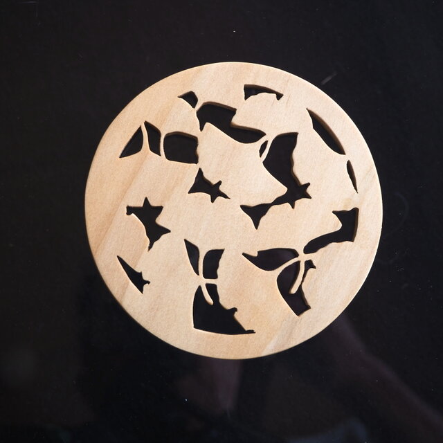 イチョウの葉をデザインした木製コースター