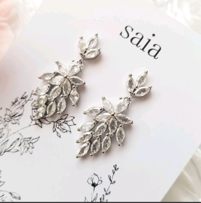 煌めくビジューのスタッドピアス　結婚式 二次会 パーティー フォーマルアクセサリー tp020702