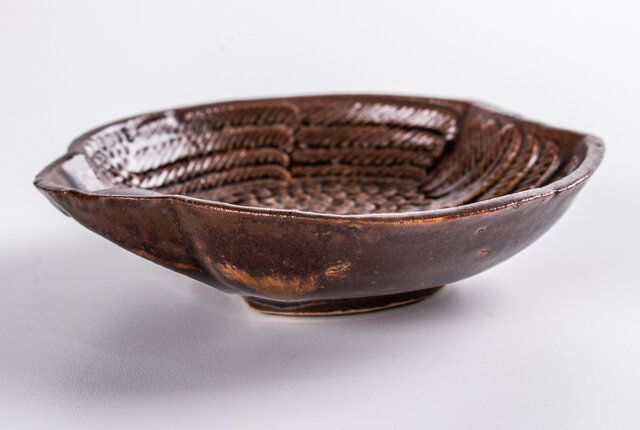 瀬戸飴釉 ふくら雀形小皿 | iichi 日々の暮らしを心地よくする