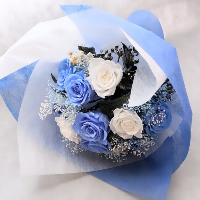 プリザーブドフラワー12輪花束ダズンローズ／空色とホワイトローズかすみ草の特別なあなたに贈る花束／花束スタンド購入選択可