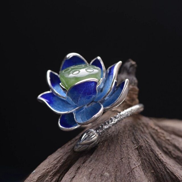 蓮の花のリング - 繊細なデザインと自然の美しさを兼ね備える　R437