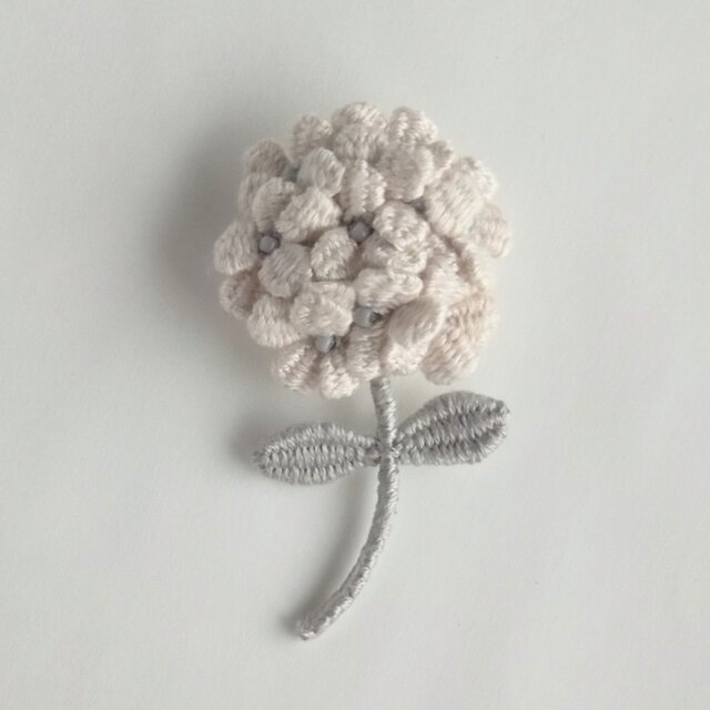 ドライフラワーみたいな一輪の小花　刺繍ブローチ　コサージュ