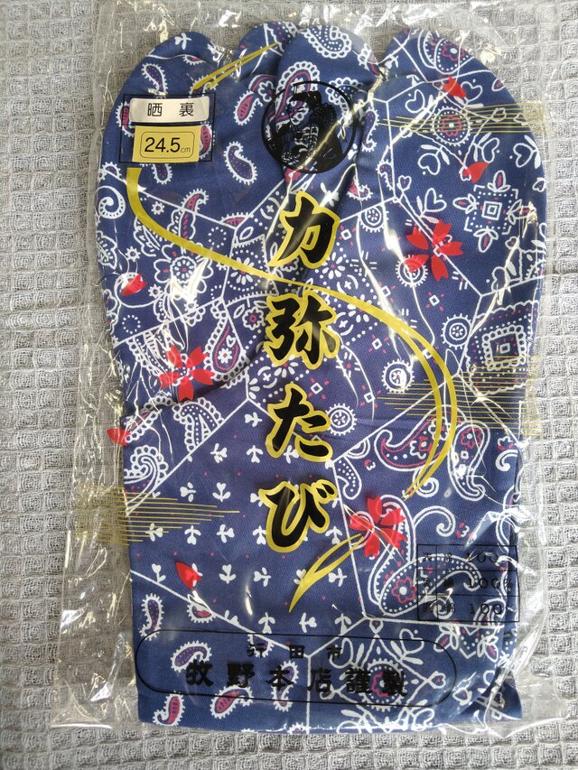 黒底バンダナ柄足袋：紺地24.5