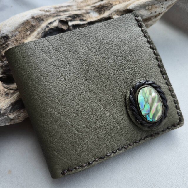 鹿革の二つ折り財布 アバロンシェル