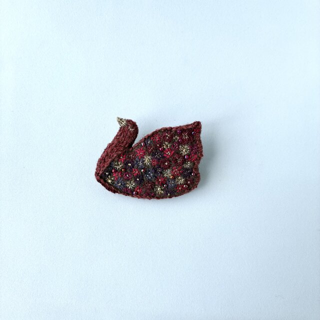 "Chocolate Cosmos "満開のチョコレートコスモスが咲く鳥さん" 鳥刺繍ブローチ