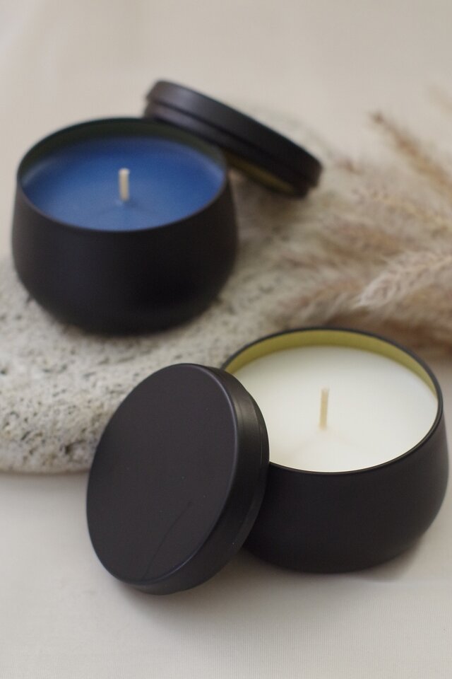 森の静寂 – 黒い缶のアロマキャンドル 天然精油・専用マッチつき